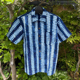 Camisa de manga corta para hombre con estampado Shibori teñido de índigo