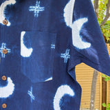 Camisa de manga corta para hombre con estampado Shibori teñido de índigo
