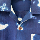 Camisa de manga corta para hombre con estampado Shibori teñido de índigo