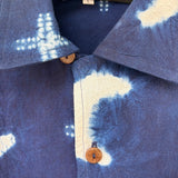 Camisa de manga corta para hombre con estampado Shibori teñido de índigo