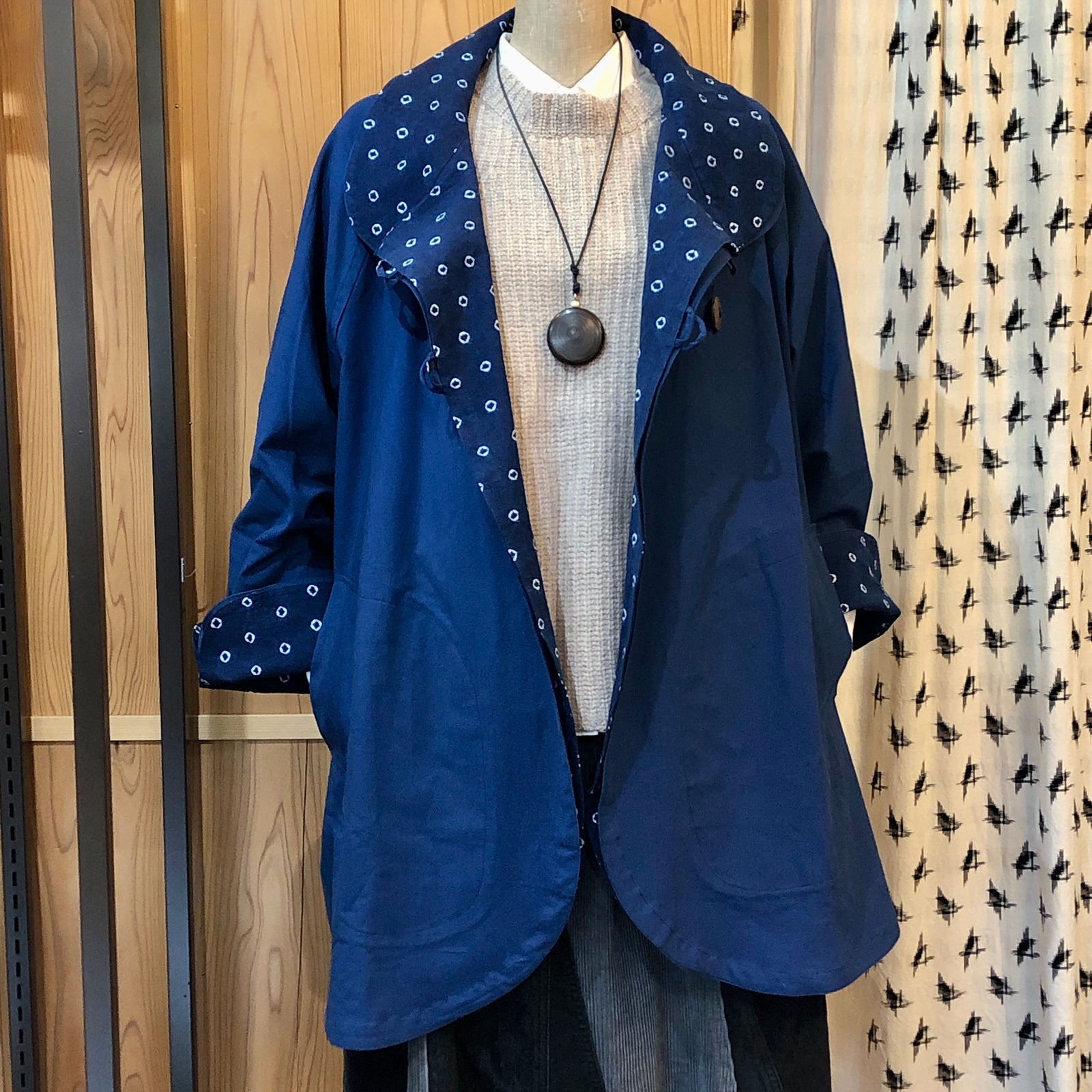 美品　HiHiHi　藍染め　刺し子　リバーシブル　ガウンコート　羽織り 藍染めのリバーシブルコート 4way – aitoki - 時を楽しむ丁寧な暮らし